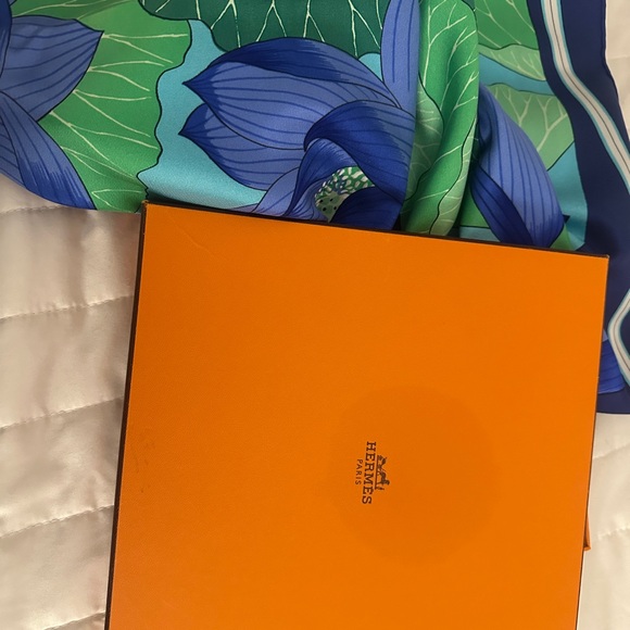 Vintage Hermes Fleur de Lotus scarf updated description. - Picture 9 of 10